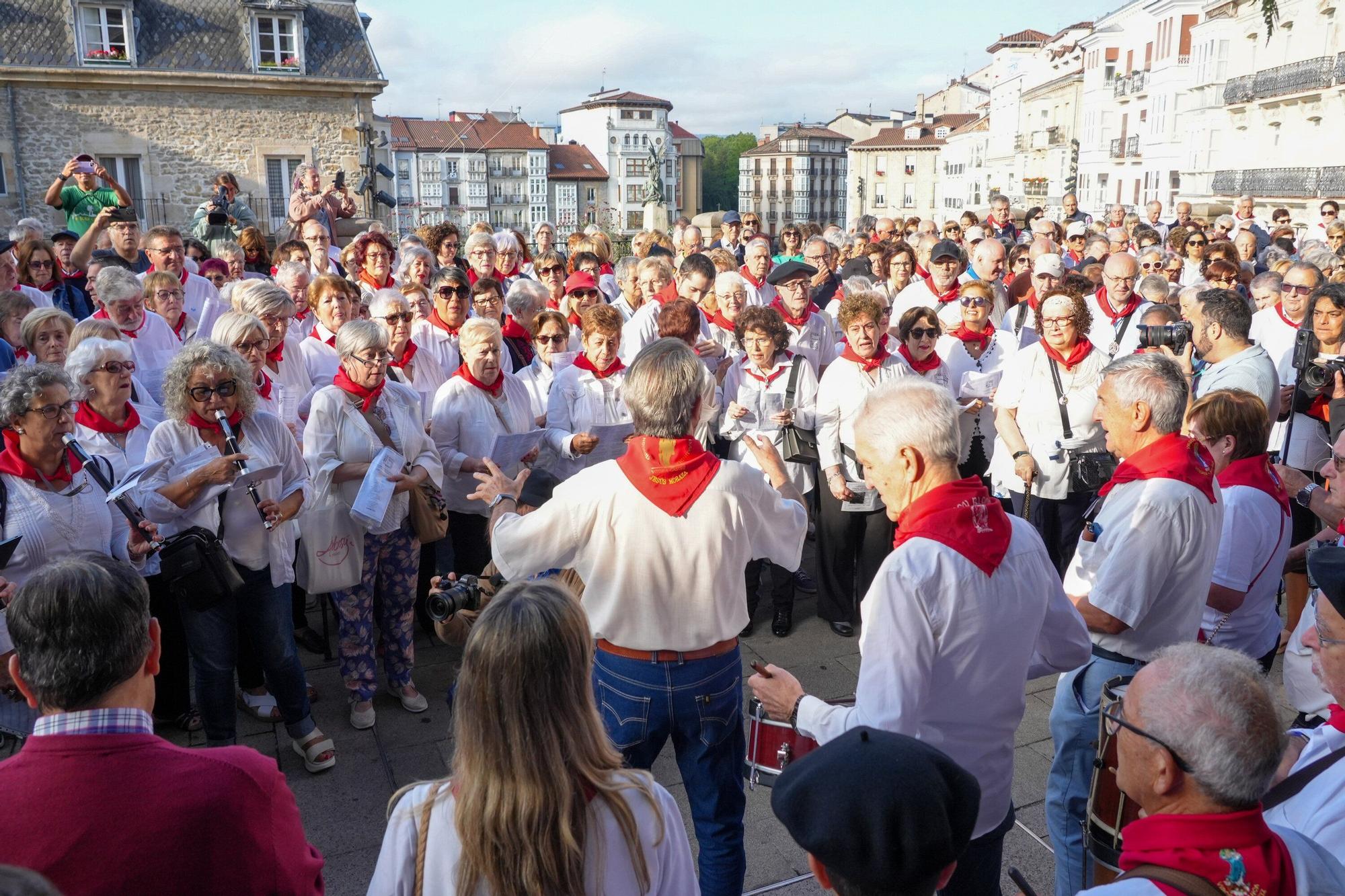 Los auroros rinden homenaje a la Virgen Blanca con su tradicional ronda de cánticos, empezando y terminando en la Balconada de San Miguel