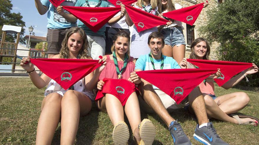 Arriba, de izquierda a derecha, Borja Garisoain, Javier Imbuluzqueta, Javier Armendáriz, Paula Izco y Marina Salido. Abajo, Beatriz Sola, Leire Lanz, Jon Mikel Merino y Nekane Guzmán, todos ellos monitores de Lykos, con el pañuelico festivo con el logo de