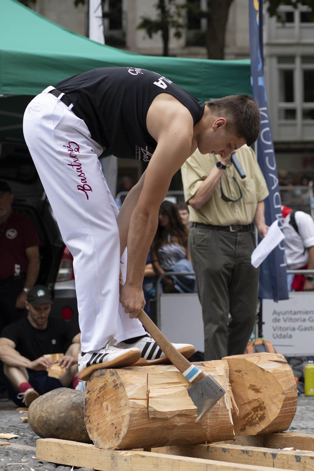 En imágenes: El torneo Virgen Blanca de Herri Kirolak se adueña de la Plaza de Los Fueros