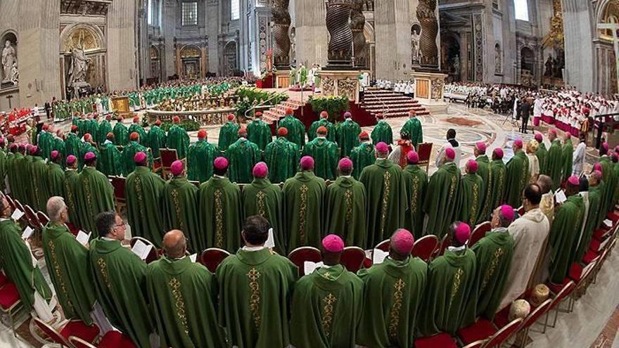 Obispos durante la misa solemne que abrió la III Asamblea General Extraordinaria del Sínodo de obispos sobre la Familia