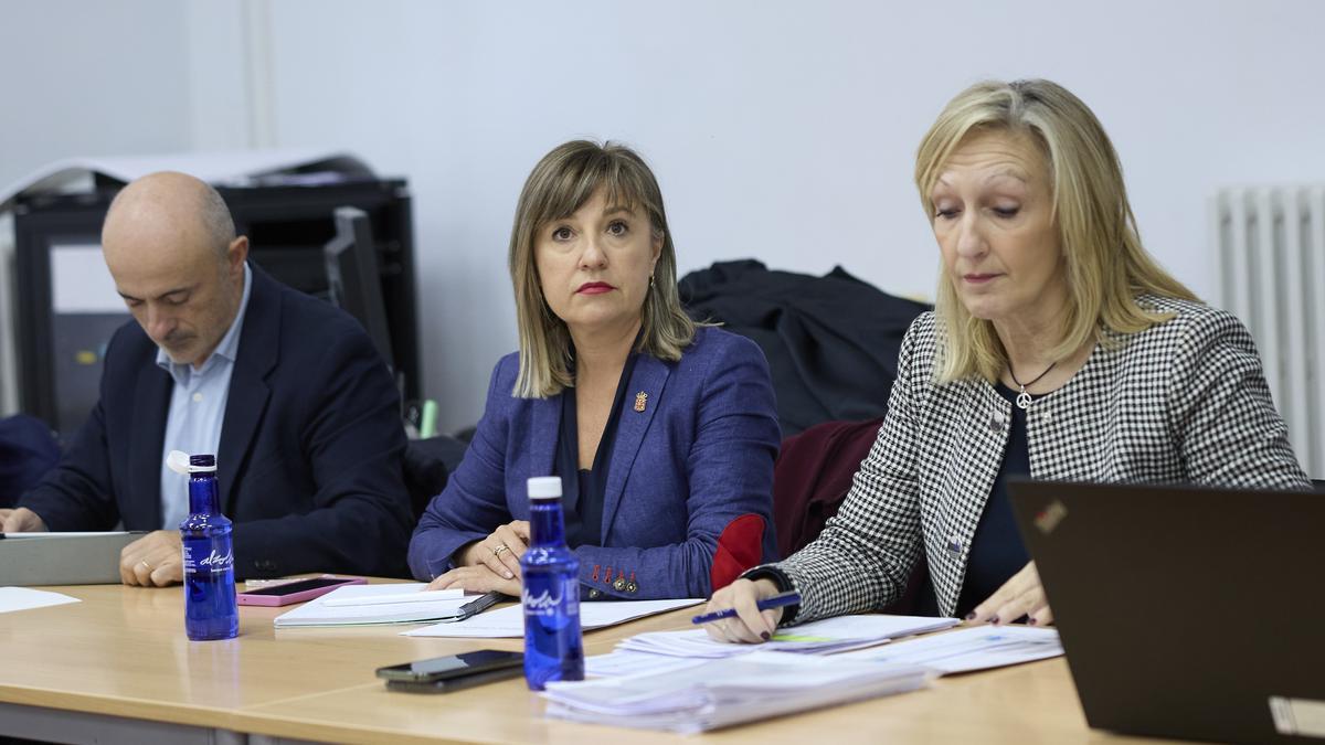 La consejera López (centro) junto a la directora general de Función Pública, Gloria Arancón (dcha), y el director gerente de Hacienda Foral de Navarra, Óscar Martínez de Bujanda (izda).