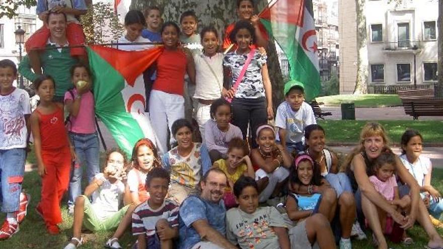 Foto de archivo de varios niños y niñas saharauis que pasaron el verano en Gipuzkoa.