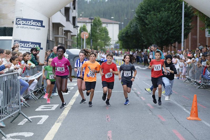 Castellers, gigantes y carrera popular en las Agorreko Santikutzak de Legazpi