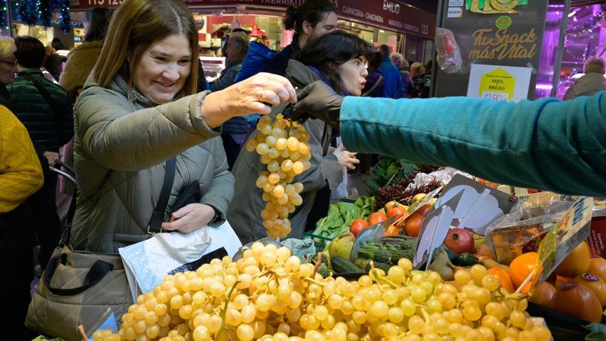 El emotivo regreso de una bilbaina al puesto donde vendió uvas durante 14 años