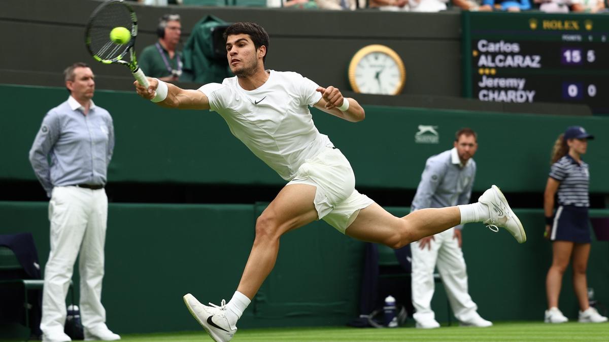 Carlos Alcaraz devuelve una bola en su duelo de ayer ante Jeremy Chardy.