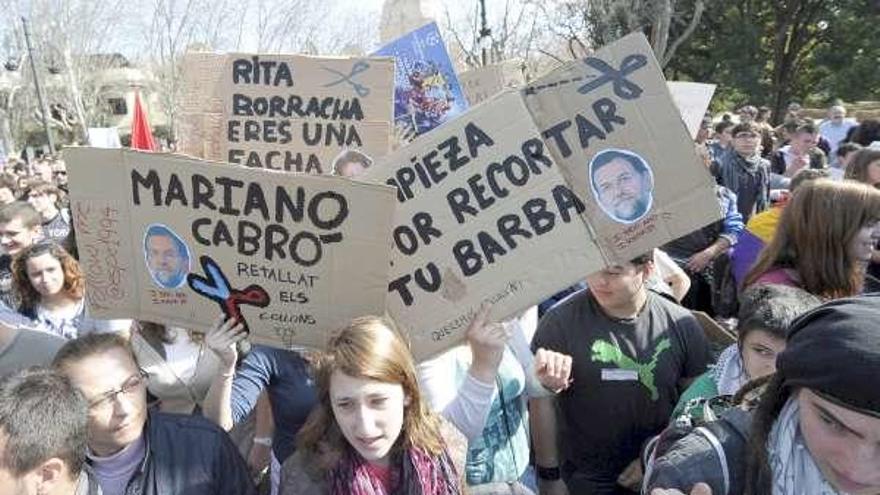 Estudiantes valencianos protestan contra los recortes en la enseñanza.