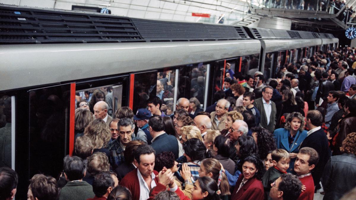 Metro Bilbao en el día de la inauguración.