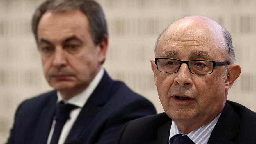 El ministro de Hacienda y Función Pública, Cristóbal Montoro (d), junto al expresidente del Gobierno, José Luis Rodríguez Zapatero.