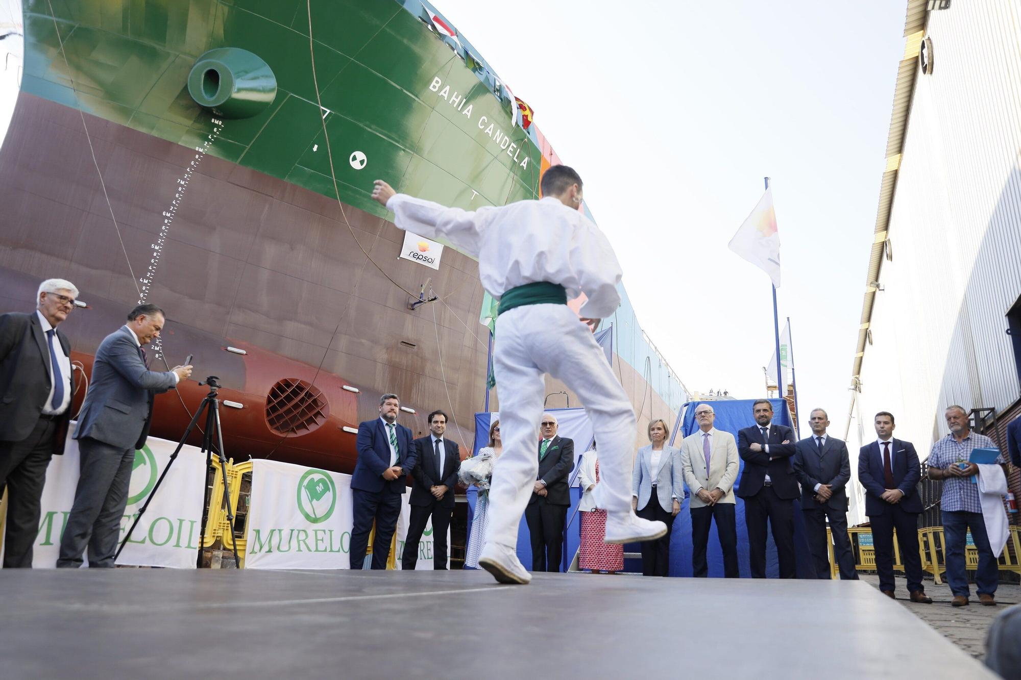 En imágenes: Murueta bota en Erandio un barco de transporte de combustible