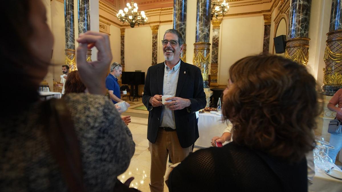 El todavía alcalde charla con las y los presentantes de los medios de comunicación