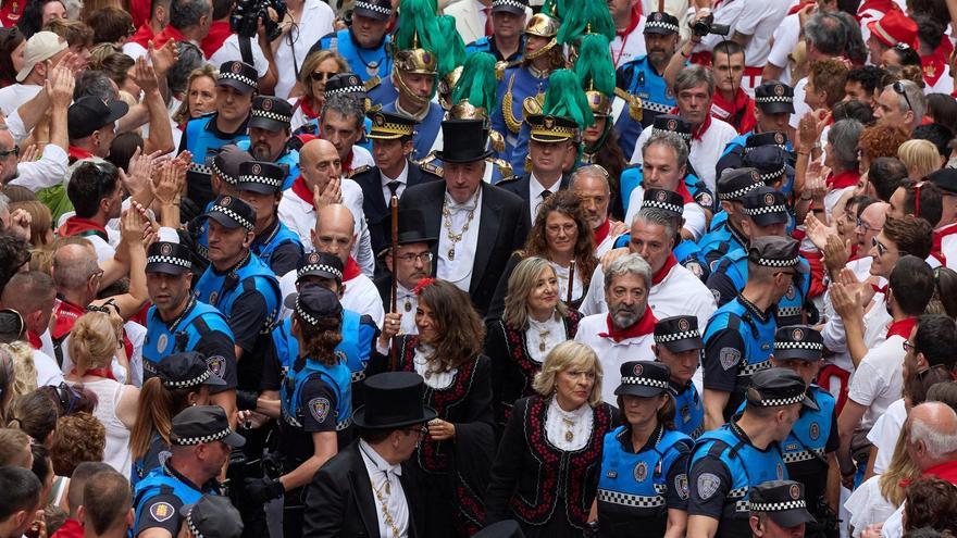 El Ayuntamiento de Pamplona multa con 12.000 euros a una persona que insultó al alcalde en la Procesión de San Fermín