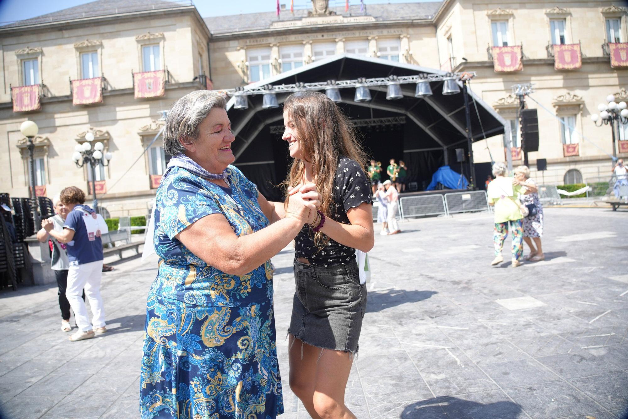 En imágenes: El meneíto veterano llena de bailables la plaza de la Provincia