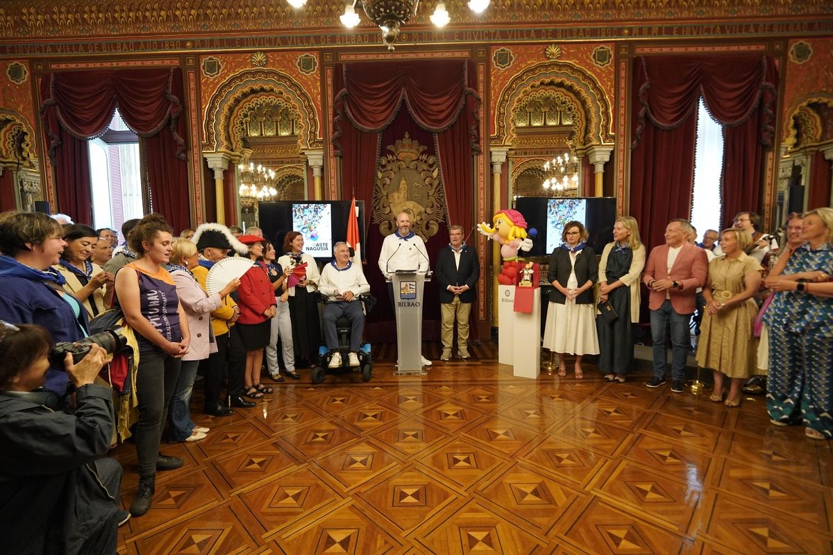 Recepción a la sociedad bilbaina en el Ayuntamiento de Bilbao