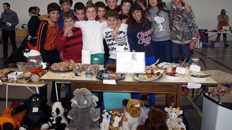 La chavalería de Olazti también contribuyó en la causa con un puesto en la feria.