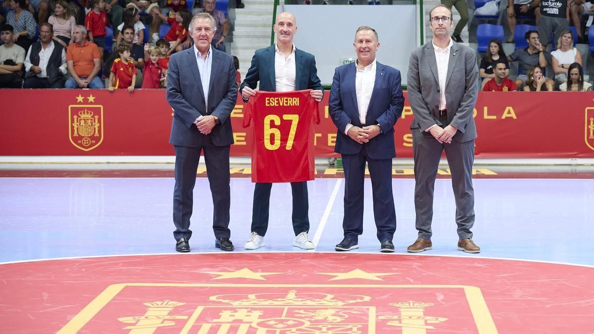 Javi Eseverri, exinternacional, fue homenajeado antes del partido.