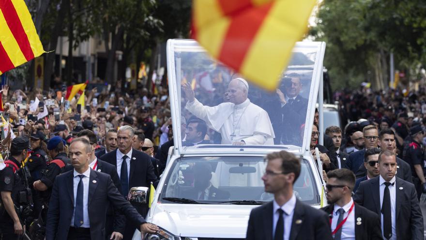 Polémica por la expulsión de un grupo de cantantes de la Sagrada Familia por llevar esteladas durante la visita del Papa