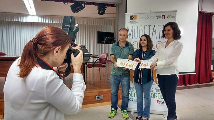 Alfredo Olarra, Elena Coria y Mary Tere Guzmán son fotografiados.