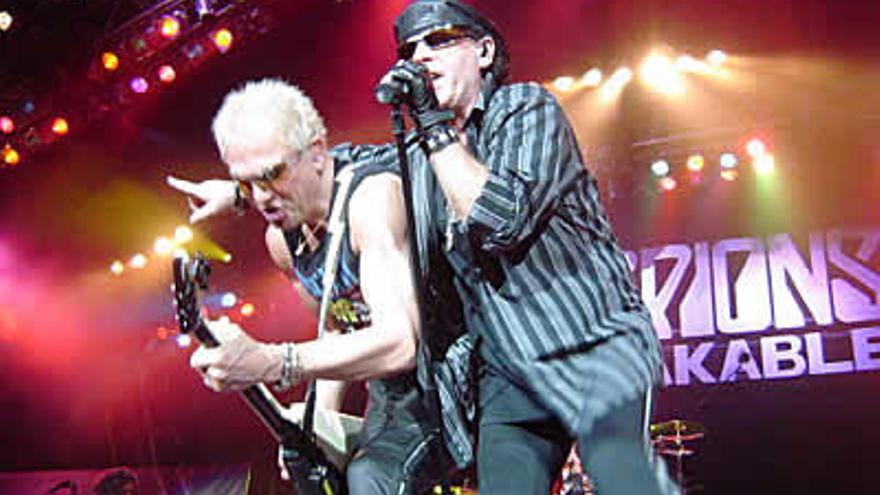 Scorpions durante un concierto.