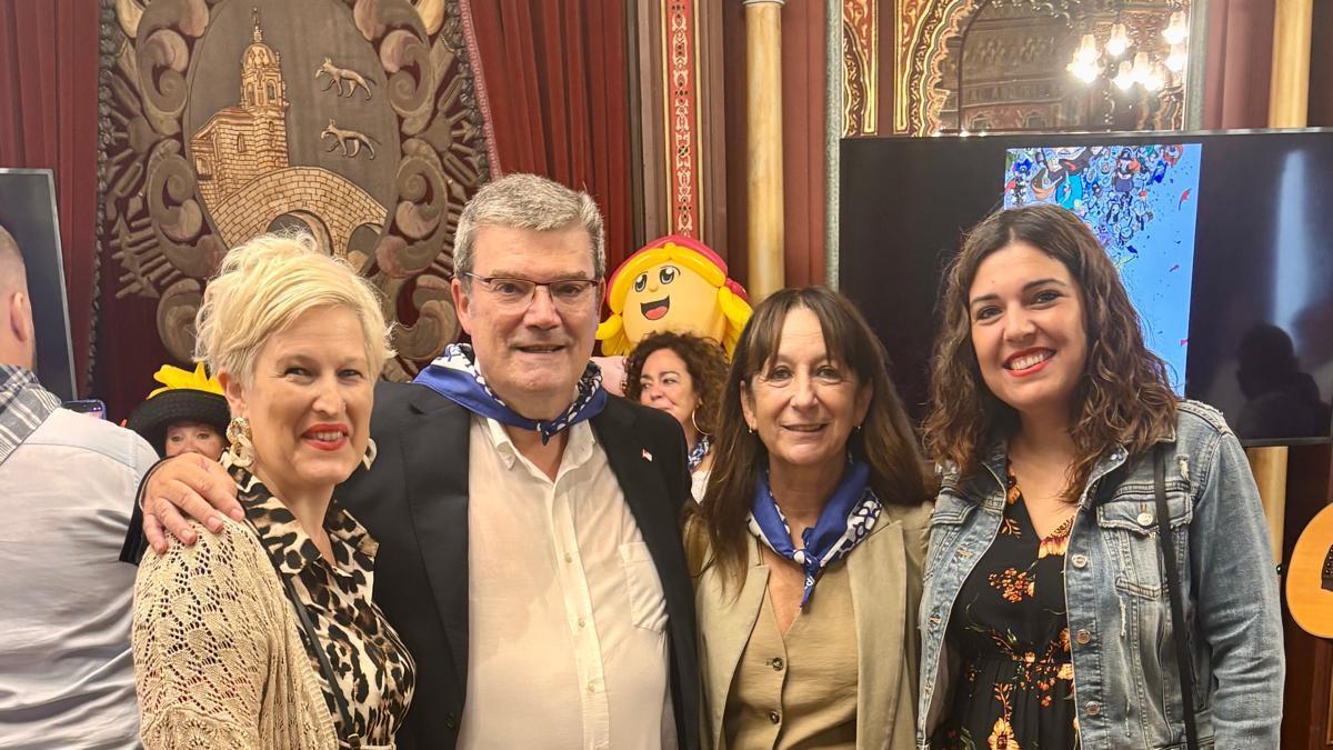 El alcalde de Bilbao, Juan Mari Aburto, junto a la coordinadora multiplataforma de Deia, Sandra Atutxa; la responsable de Bizkaia, Olga Saéz, y la subdirectora de la edición digital, Sara Cortés.