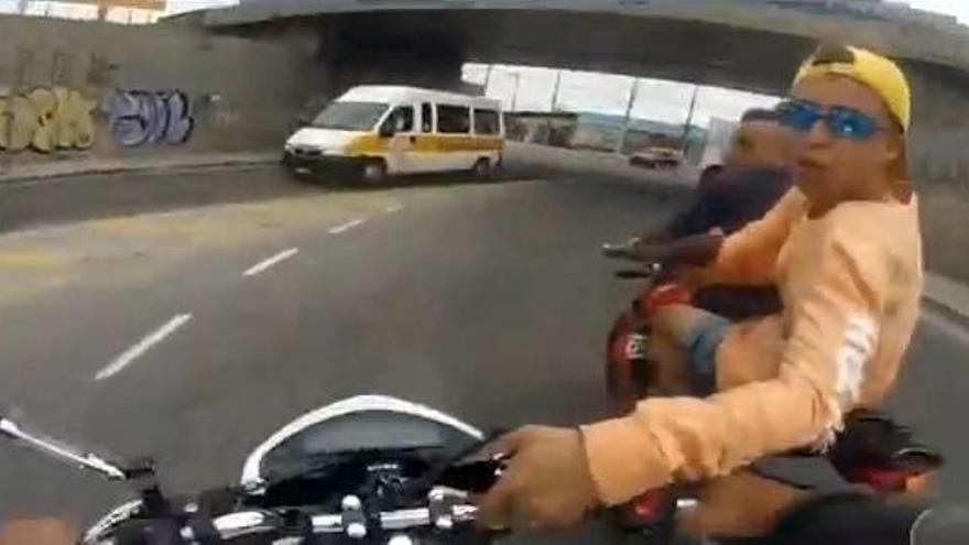 Graba cómo un policía abate al hombre que intentataba robar su moto