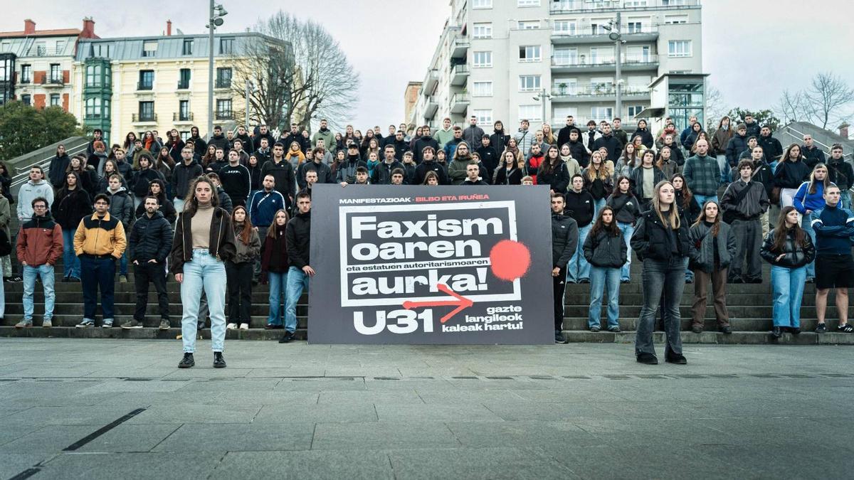 Decenas de miembros de GKS, durante la comparecencia en Bilbao.