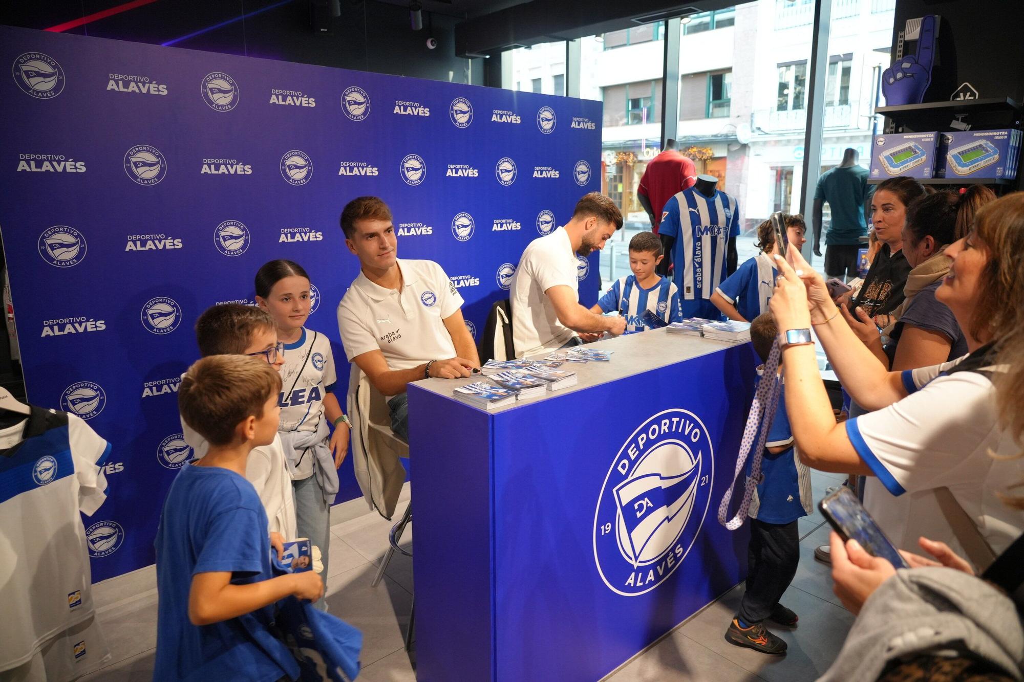 En imágenes: Firma de autógrafos para desbordar Vitoria-Gasteiz de ilusión albiazul