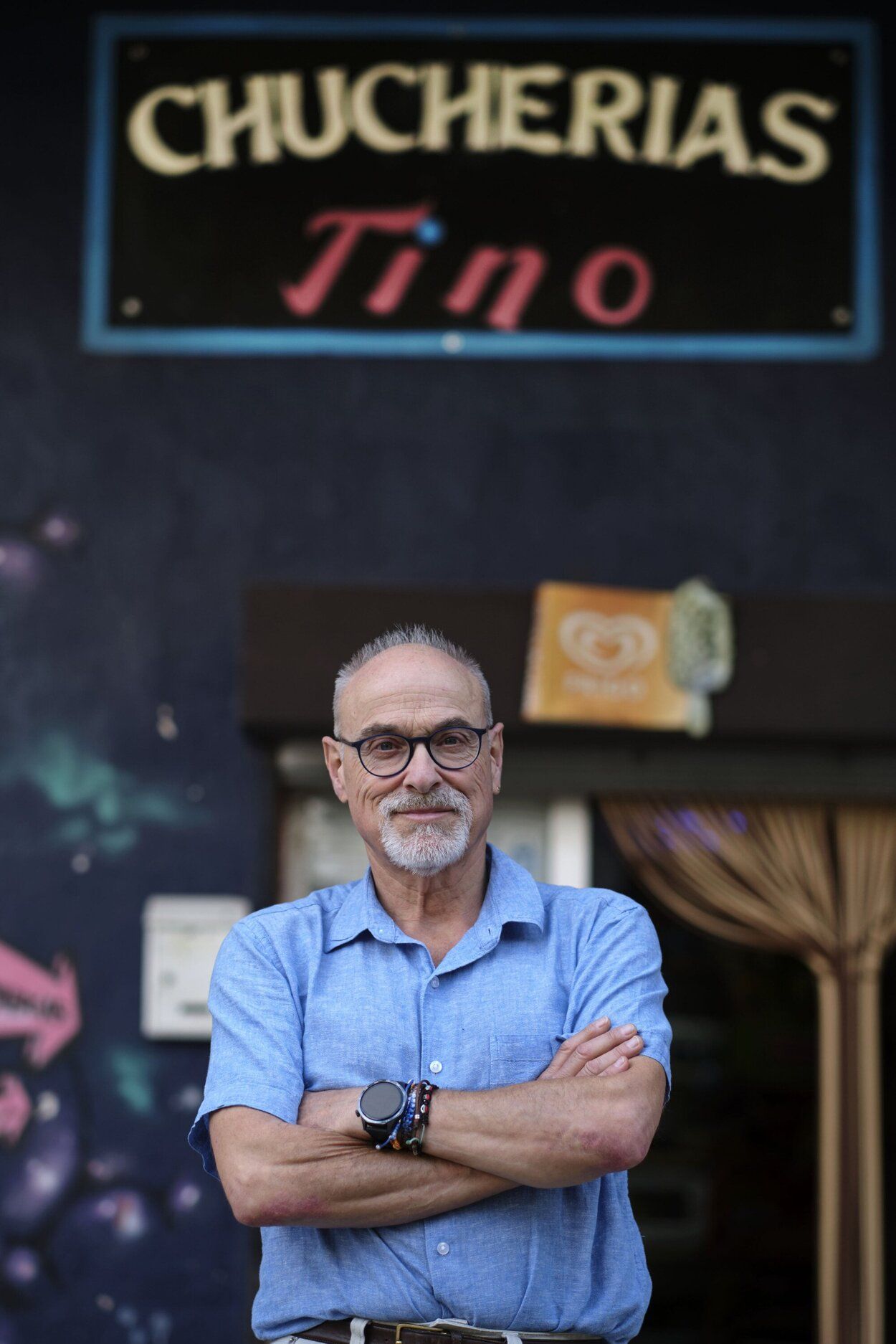 Tino, dueño de tienda de chucherías en Ansoain, que lanza este jueves el cohete de fiestas.