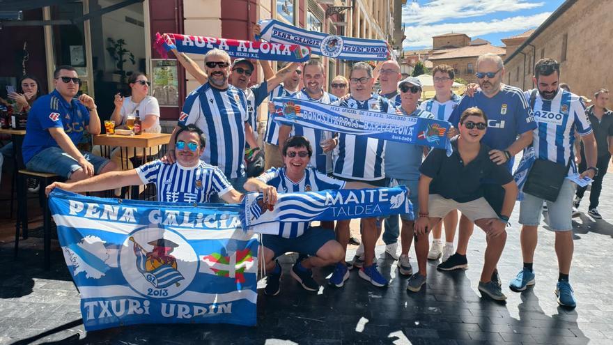 [Fotos] Centenares de seguidores de la Real se desplazan a Oviedo para animar al equipo
