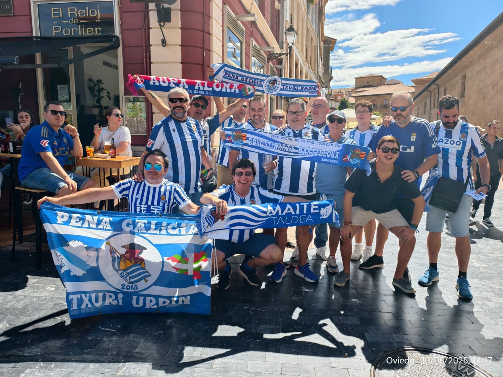 [Fotos] Varios seguidores de la Real se desplazan a Oviedo para animar al equipo