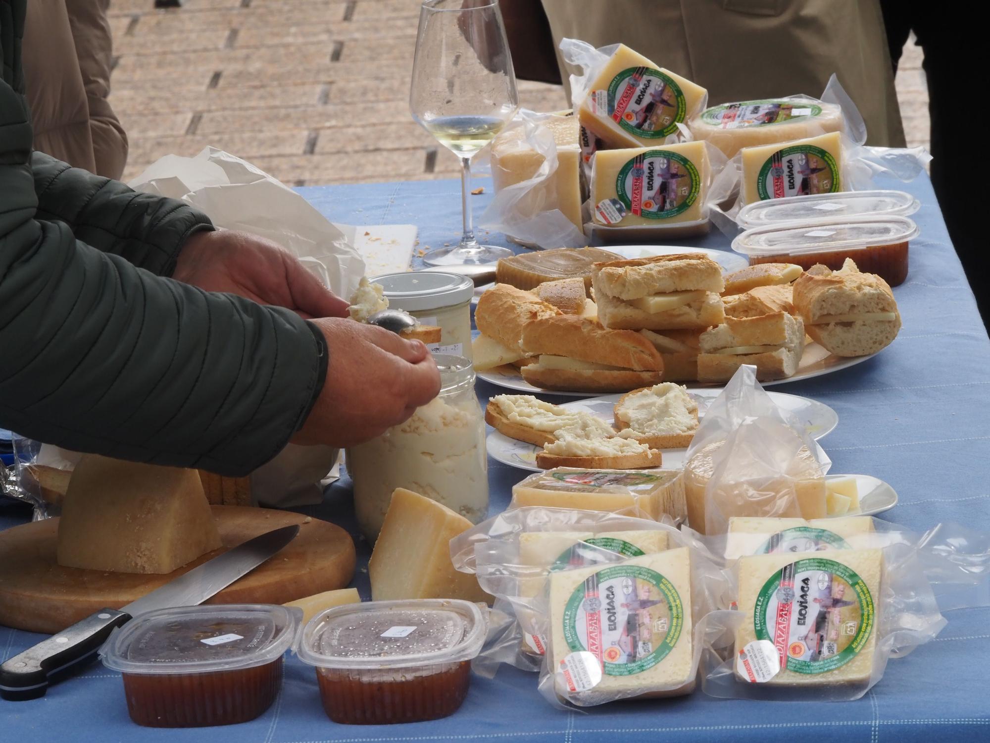 Vino y chorizo, fórmula imbatible contra el mal tiempo en Azpeitia