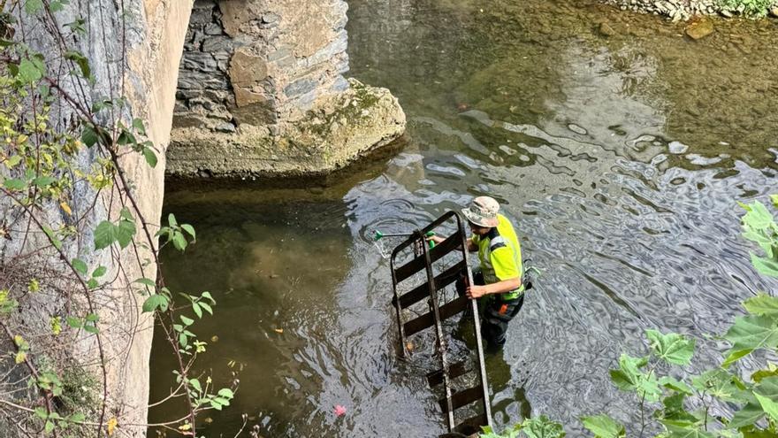 Azpeitia retira la basura de sus ríos