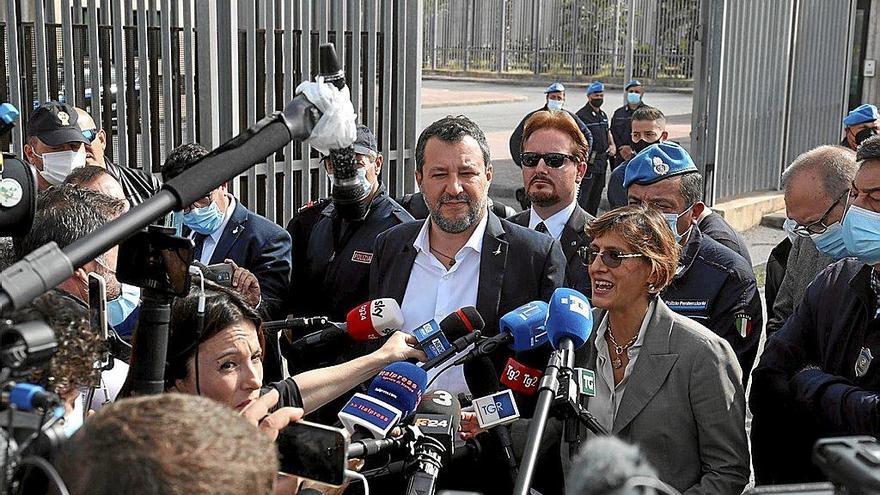 Matteo Salvini (c), con su abogada Giulia Bongiorno (d), habla con periodistas frente al búnker de la prisión de Pagliarelli en Palermo (Sicilia). Foto: Efe