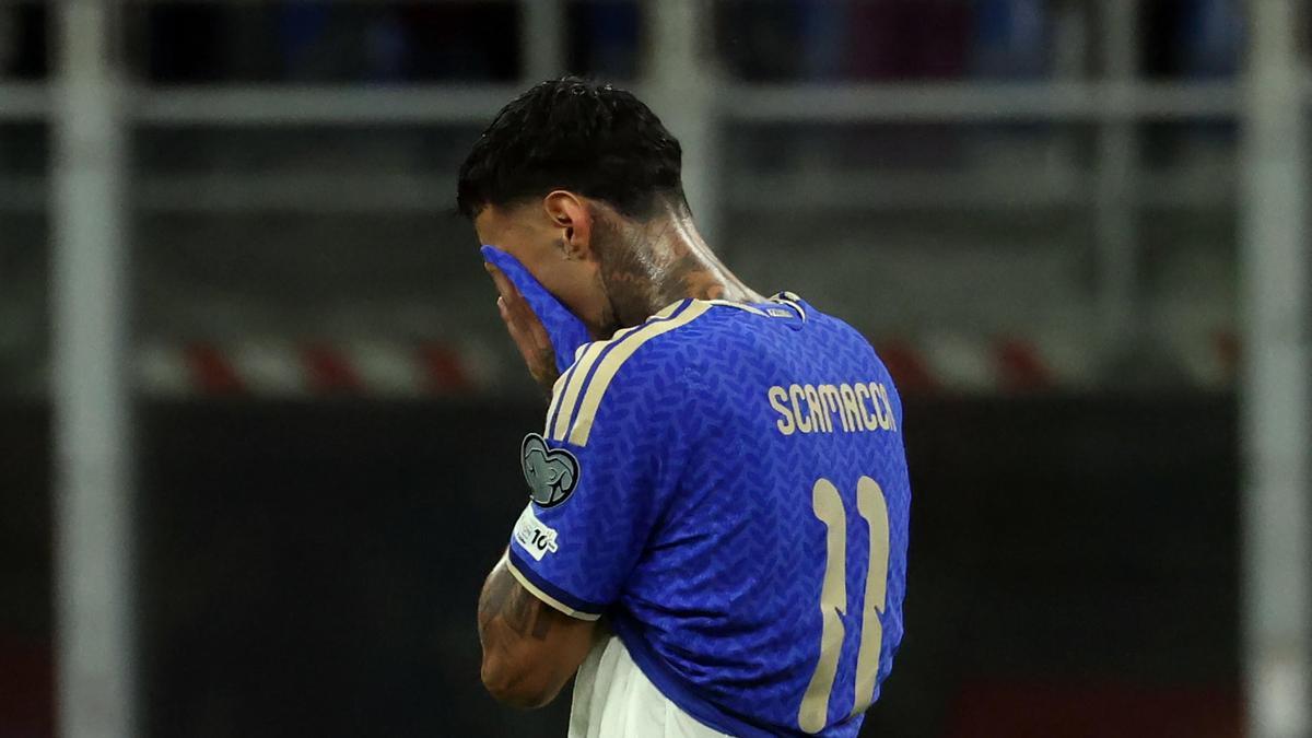 Gianluca Scamacca se lamenta por la derrota frente a la selección noruega.