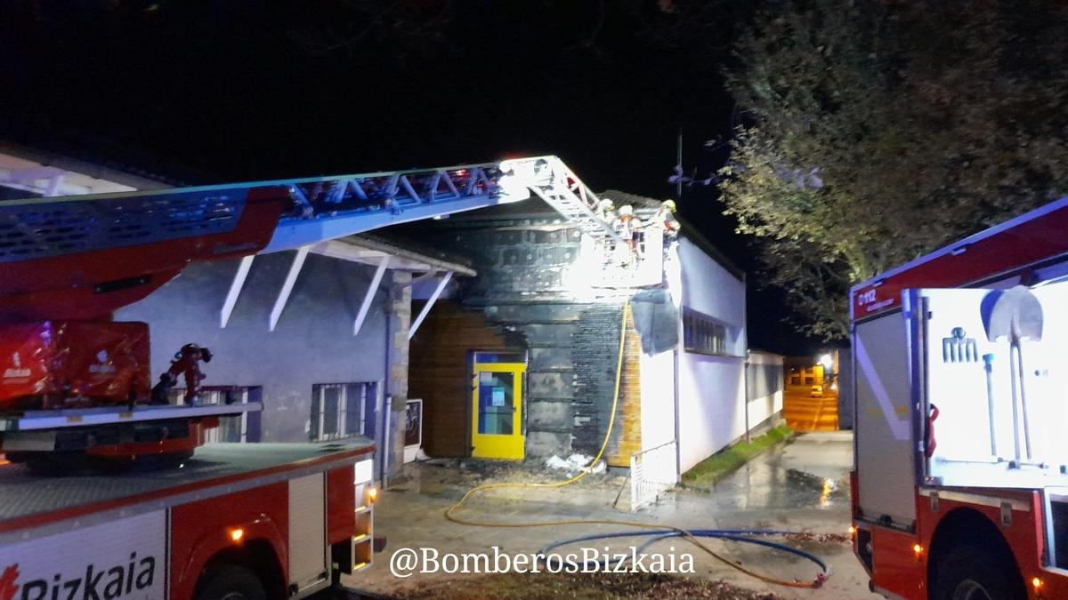 Los bomberos sofocan un incendio en un edificio escolar de Elorrio.