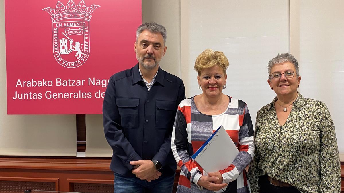 La diputada de Cultura y Deporte, Ana del Val, en el medio, antes de su comparecencia de este viernes