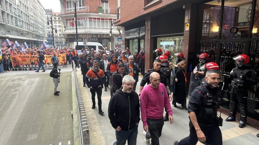 Trabajadores de Tubos Reunidos se concentran frente a la sede de Bilbao: "A la mesa negociadora se nos trató como a delincuentes"
