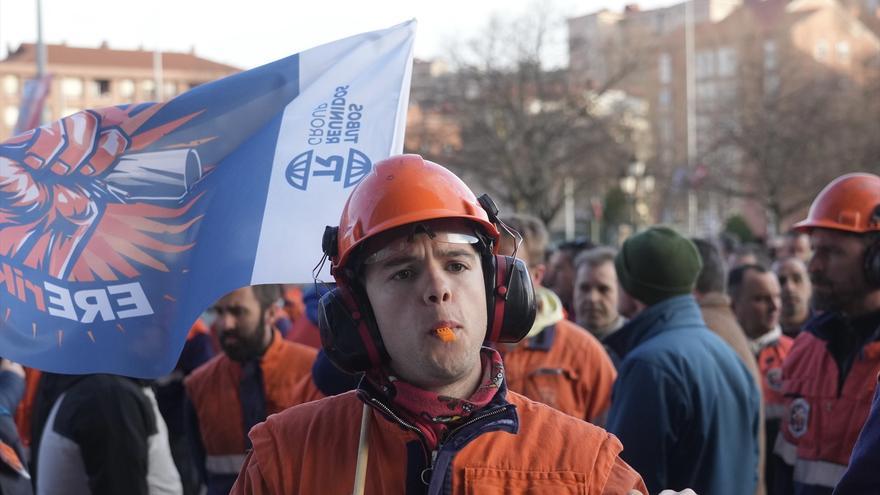 Trabajadores de Tubos Reunidos se movilizan ante la BIEMH para "hacer visible" su situación