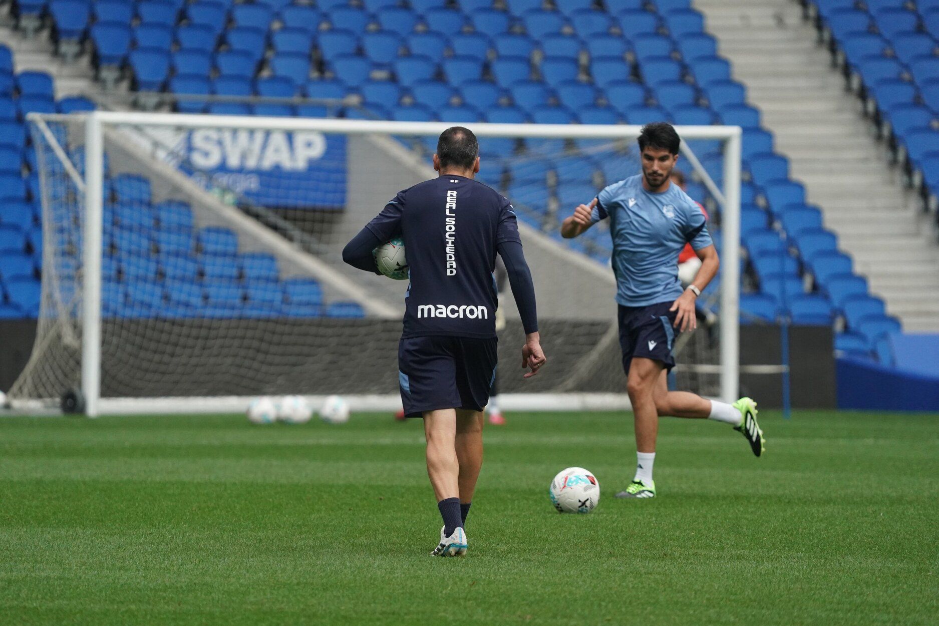 El entrenamiento de la Real a puerta abierta en Anoeta, en imágenes