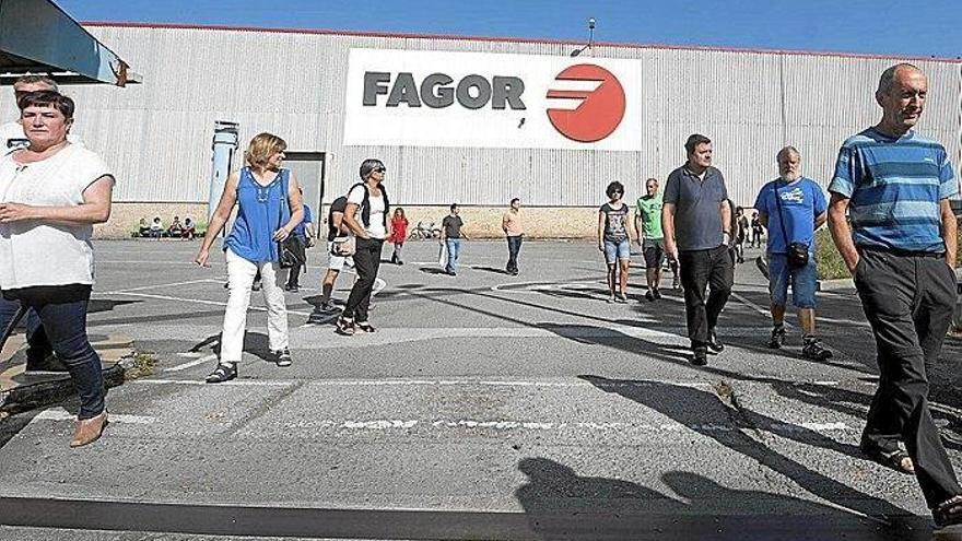 Trabajadores de la planta de Fagor CNA Group de Arrasate tras conocer que habían sido despedidos.