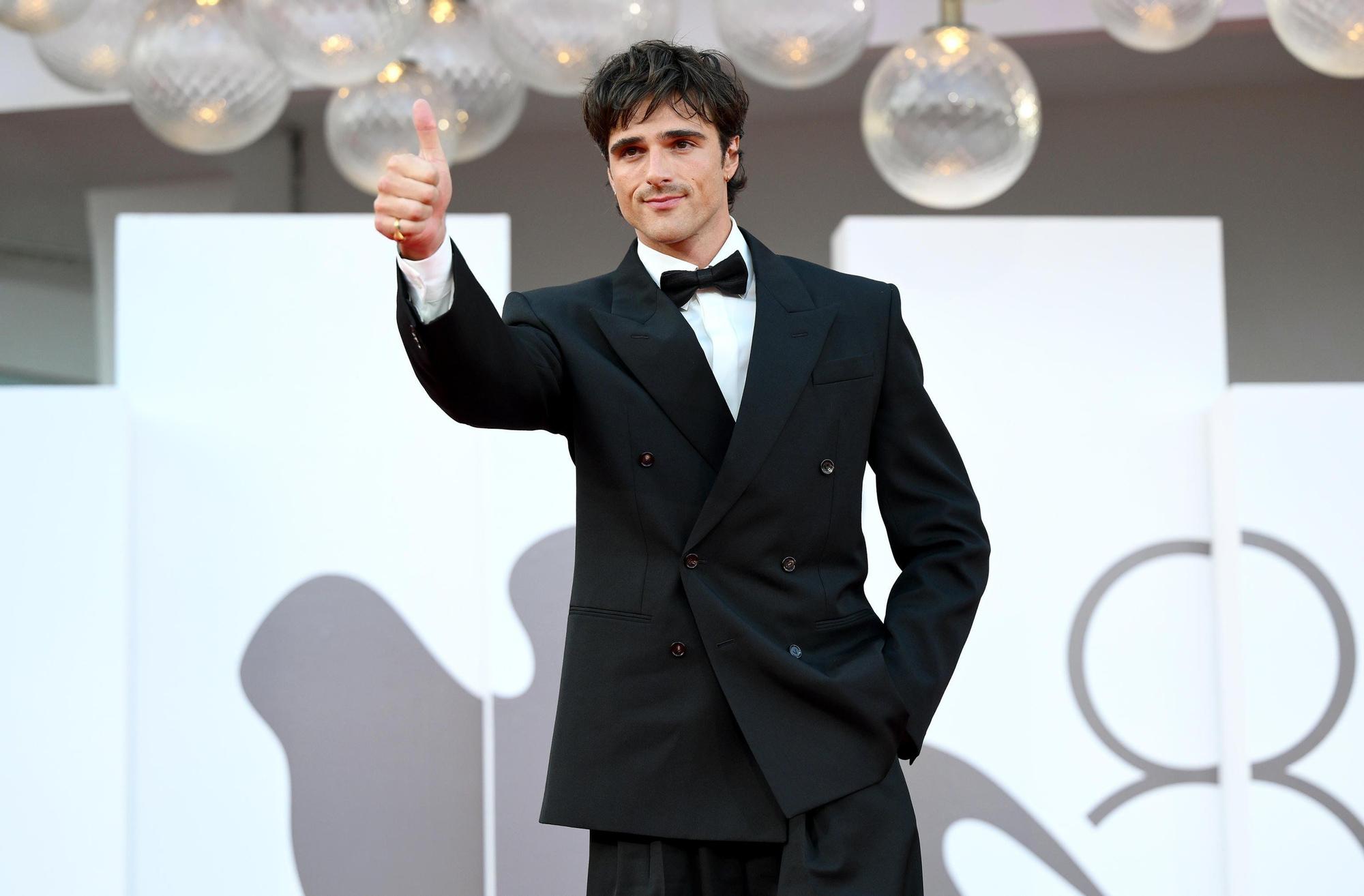 En fotos: el paseo triunfal de Jacob Elordi por la alfombra roja de Venecia