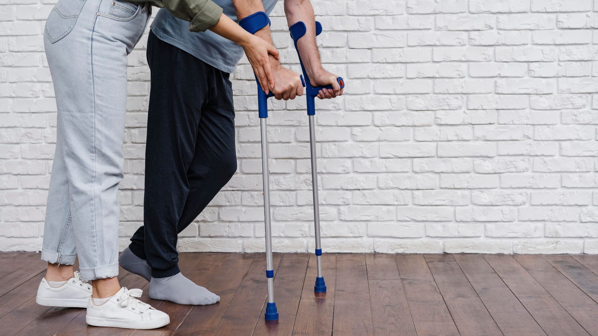 Un hombre con muletas durante una sesión de rehabilitación.