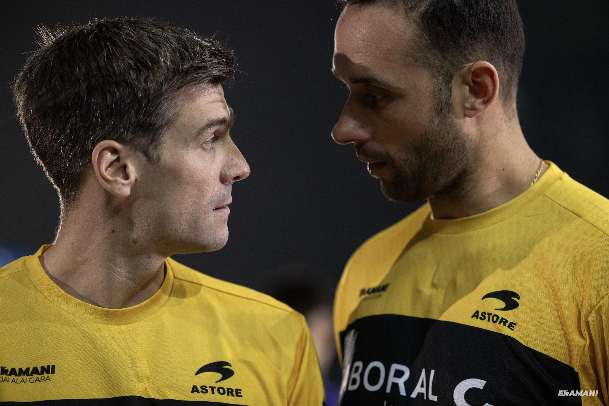 Barandika-López y Urreisti-Basque eligen material para la final de la Jai Alai League en el frontón Carmelo Balda de Donostia.