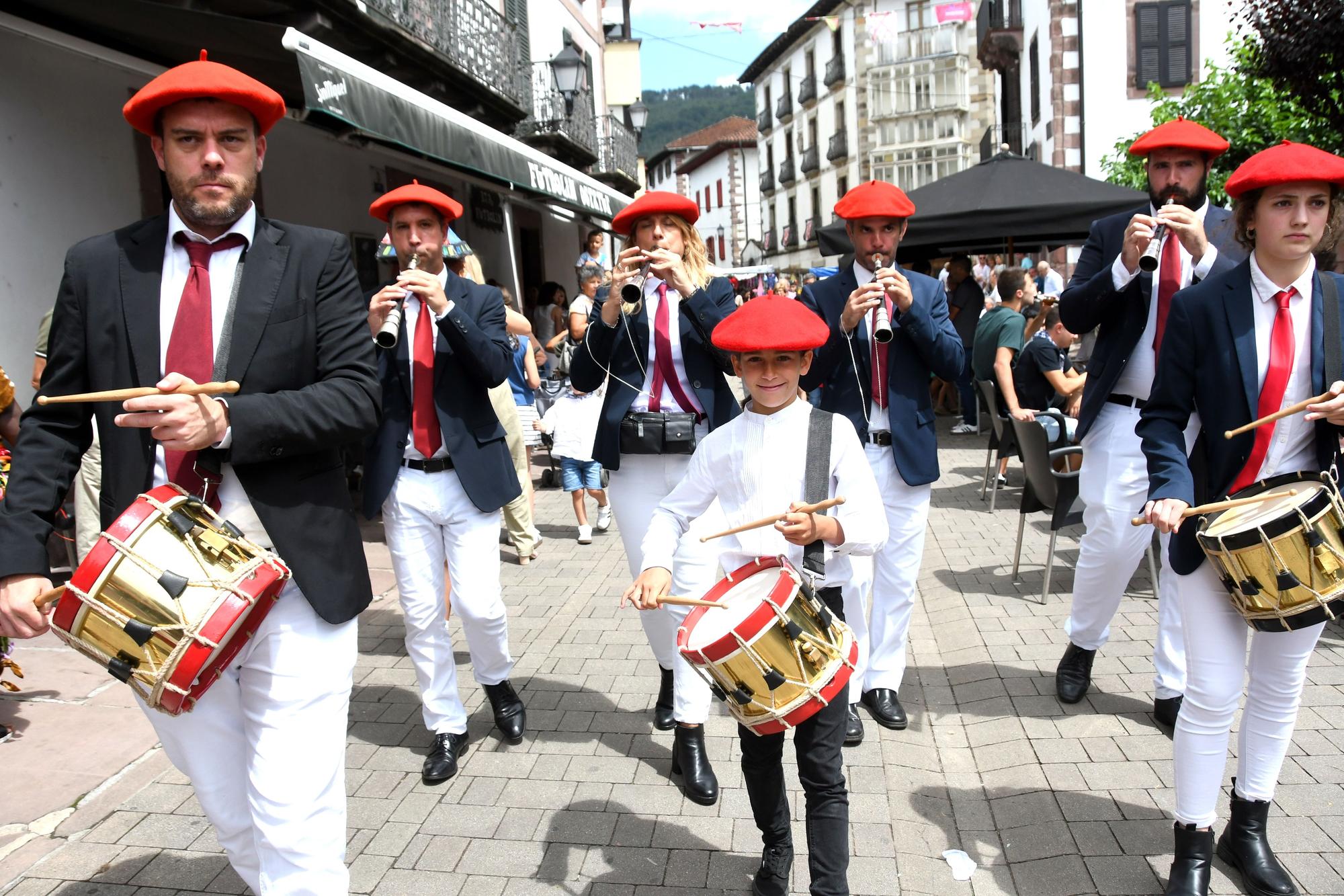 Elizondo celebra su día grande con bailes de gigantes y mutildantzak