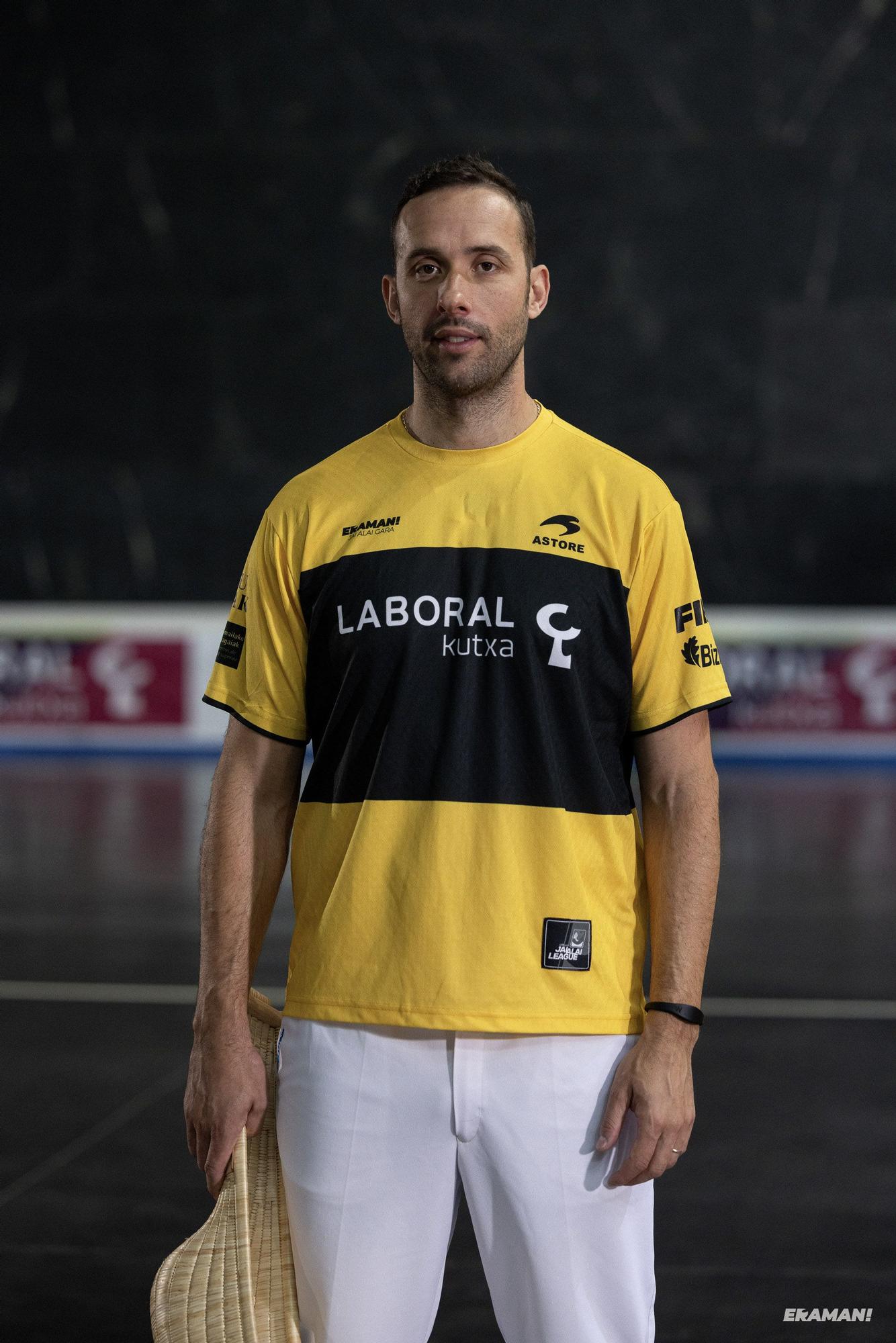 Barandika-López y Urreisti-Basque eligen material para la final de la Jai Alai League en el frontón Carmelo Balda de Donostia.