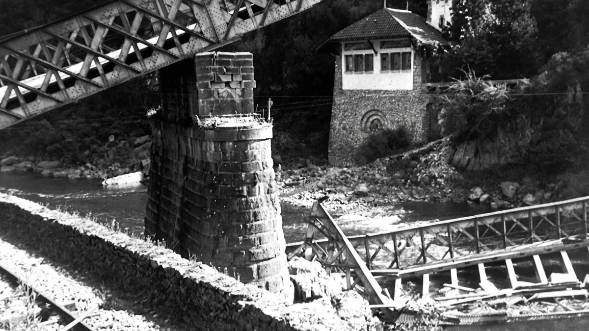 Puente de Endarlatsa derruido durante la Guerra Civil / Fototeca del Archivo de Irun (ref. 29064) Puente de Endarlatsa derruido durante la Guerra Civil / Fototeca del Archivo de Irun (ref. 29064)