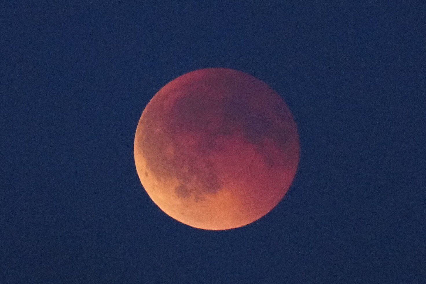 Eclipse lunar del 7 de septiembre: las mejores imágenes de la 'Luna de Sangre'
