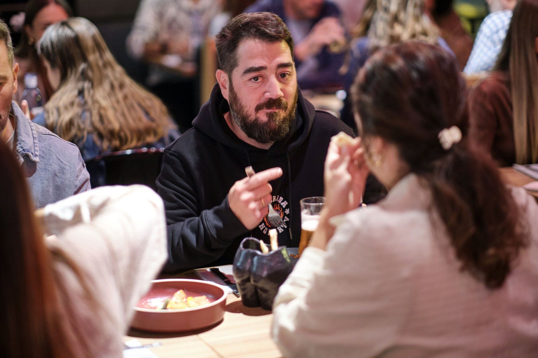 Isla Sicilia reúne a más de 30 creadores de contenido en un evento único en Pamplona