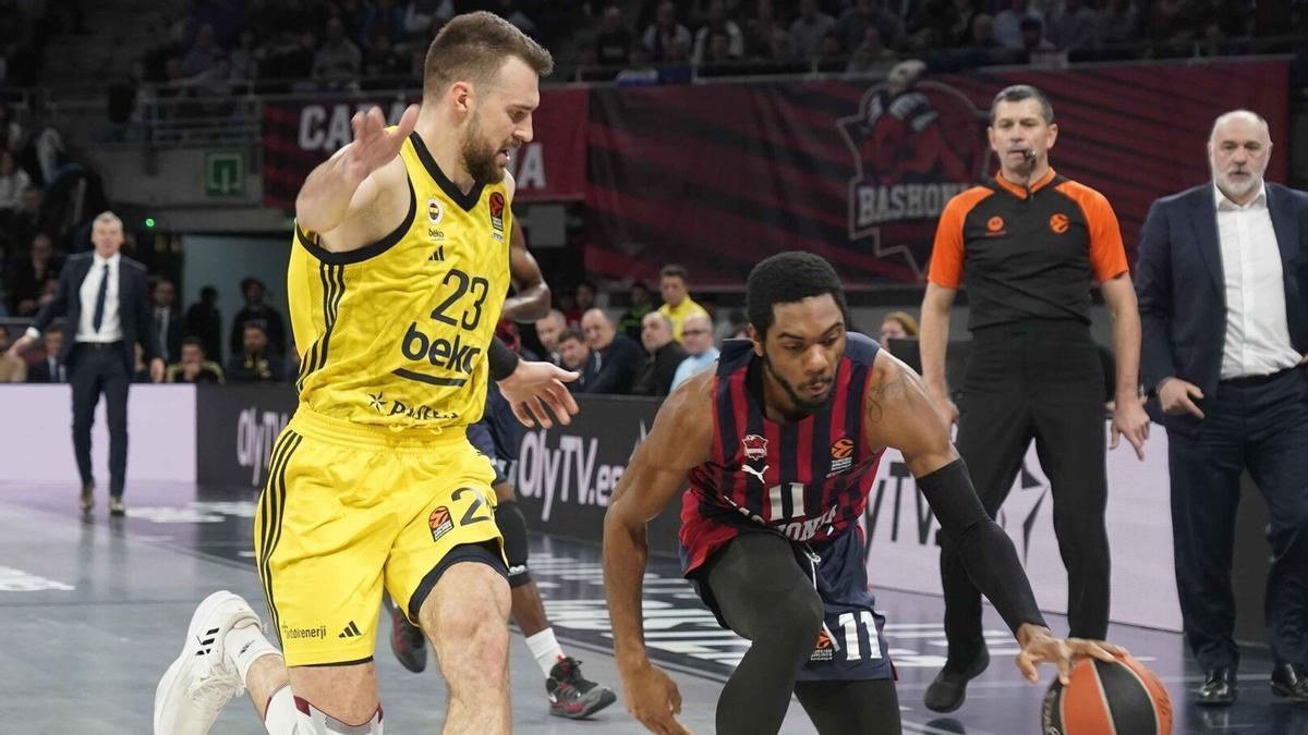 Forrest controla el balón ante Guduric (Fenerbahce) en la pasada Euroliga.