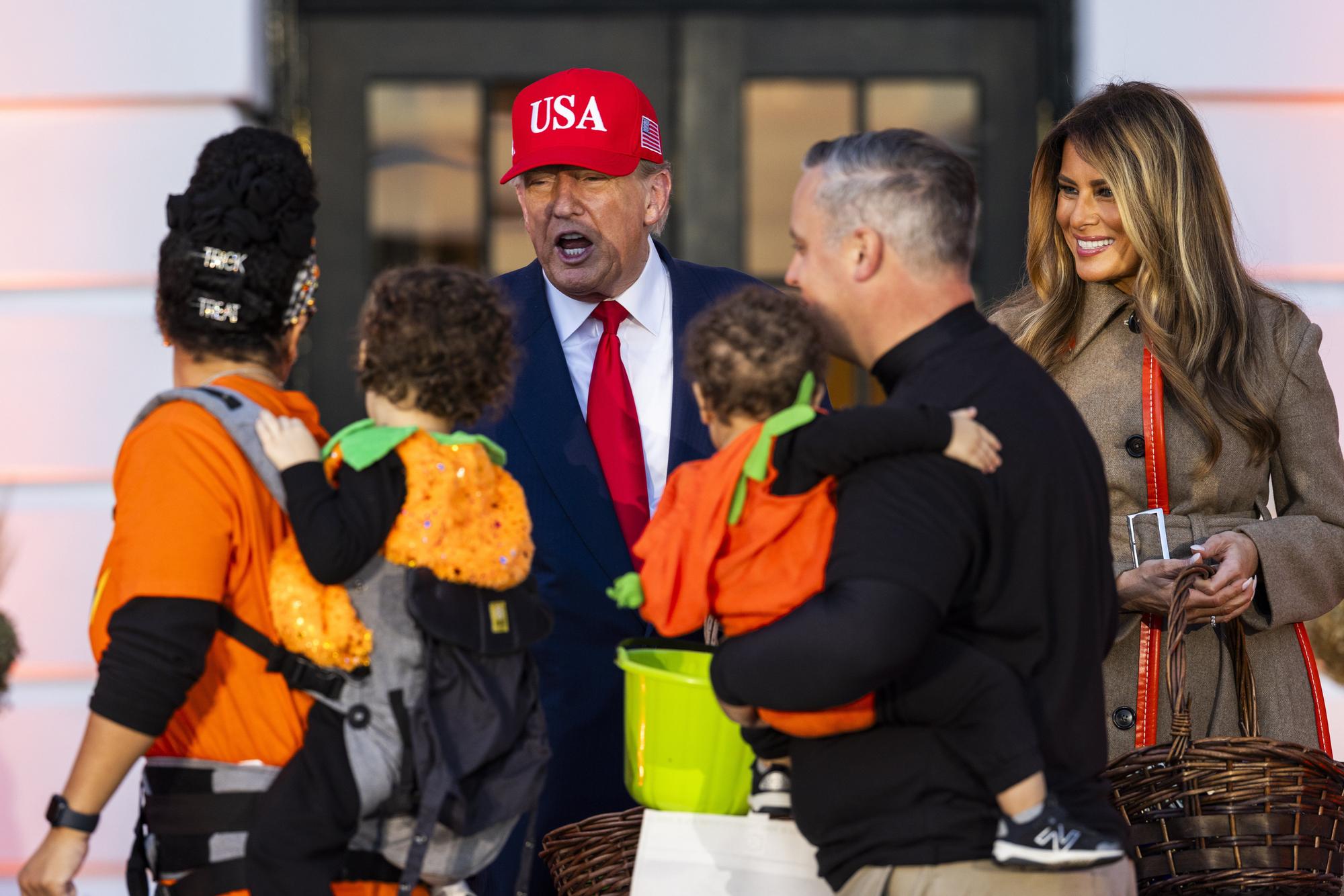 Melania y Trump se rinden ante Halloween: dulces, niños y calabazas en la Casa Blanca