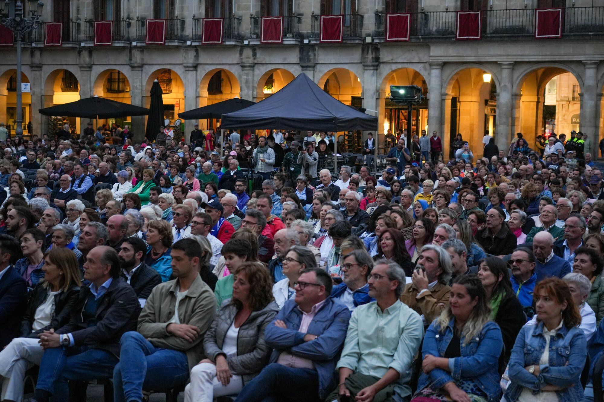 En imágenes: La artista Txaro Arrazola en el pregón de las fiestas de La Blanca 2023